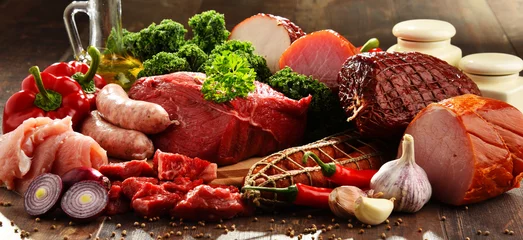 Crédence de cuisine en verre imprimé Viande Variété de produits à base de viande, y compris le jambon et les saucisses
