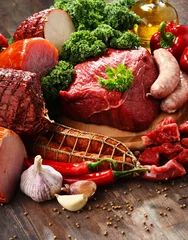 Foto auf Acrylglas Fleish Auswahl an Fleischprodukten wie Schinken und Würstchen