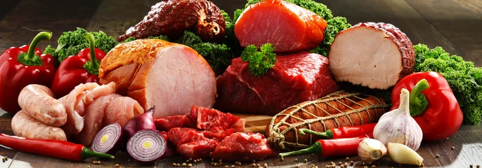 Keuken foto achterwand Vlees Verscheidenheid aan vleesproducten, waaronder ham en worst