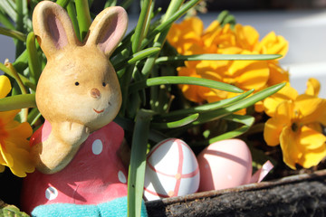 Osterhase mit Eiern und Blumen