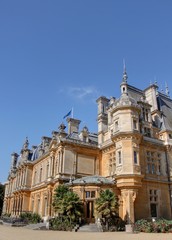 Fototapeta na wymiar château de style néo-renaissance et jardin de style Français