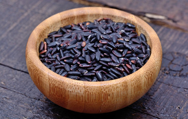 Fototapeta na wymiar Black rice in a bowl