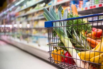 Foto op Plexiglas Einkaufswagen voller Einkäufe in einem Supermarkt © benjaminnolte
