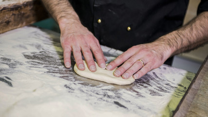 preparare la massa per il pane in un panifiio