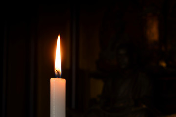 ロウソクの炎　仏壇背景
