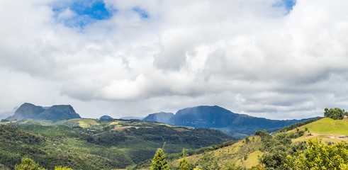 Paisagem com montanhas.