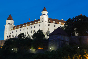 Fototapeta na wymiar BRATISLAVA, SLOVAKIA- April 30, 2016: Castle Bratislava night