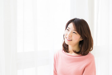 Naklejka premium 部屋でリラックスする女性