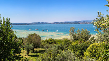 Obraz premium Garda lake, Public beach in Sirmione