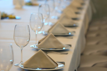 the table setting in restaurant