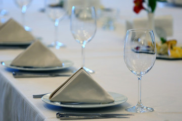 the table setting in restaurant