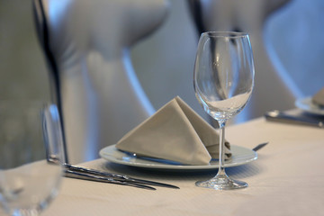 the table setting in restaurant