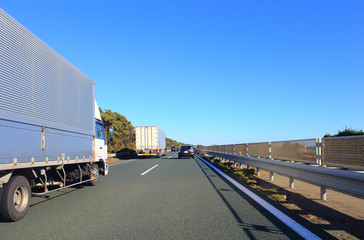 Fototapeta na wymiar 荷物を輸送する大型トラック