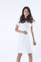 白いワンピースの女性