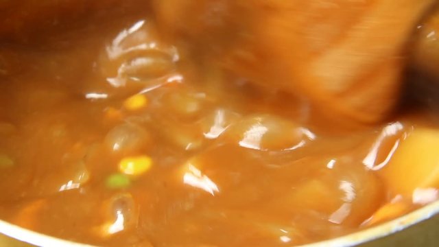 カレーを煮込む