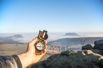 Ein Mann hält Kompas in der Hand © cstirit