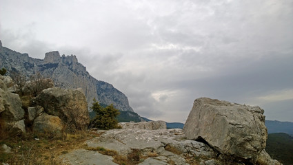 The range AI-Petri in cloudy weather with a large boulder in the foreground