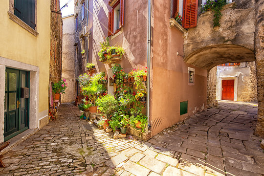 Fototapeta street scene in Buje, Croatia.