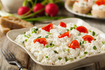 Fresh cottage cheese, served with fresh vegetables and cream.