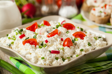 Fresh cottage cheese, served with fresh vegetables and cream.