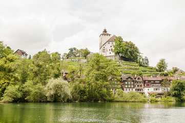 Fototapeta premium Werdenberg, Buchs, Altstadt, Stadt, Schloss, Weinberg, historische Häuser, See, Seeufer, Sommerspaziergang, Sommer, Schweiz