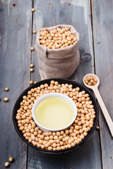 Soya beans and soya oil in bowls