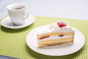 いちご入りのショートケーキ