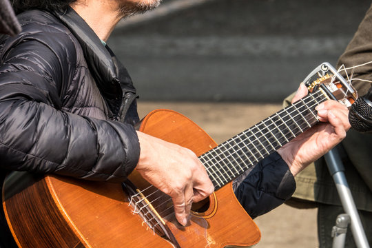 ギターを弾く人