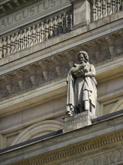 Fototapeta na wymiar Hannover - Beethovenstatue am Opernhaus, Deutschland