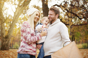 Fototapeta premium Caucasian family playing with son in the park