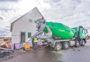 Rohbau Einfamilienhaus: Betonmischer und Estrichmaschine