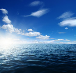 Obraz premium Blue sea and sun