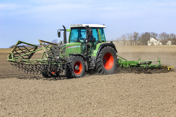 Obraz premium Farmer prepares the field for sowing in springtime.