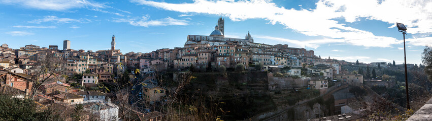 Fototapeta na wymiar Panorama sotto Siena
