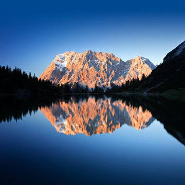 Sonnenuntergang am Seebensee, die Zugspitze im letzten Licht, Alpenglühen, perfekte Spiegelung