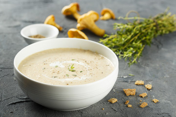 Creamy soup with chanterelle and thyme