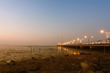 Obraz premium Coast and bridge of Chonburi province in the evening.
