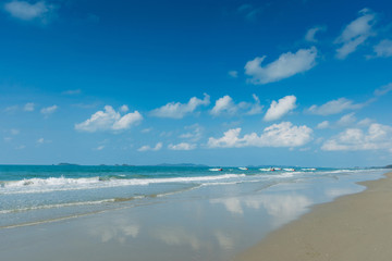 Fototapeta na wymiar Tropical beach with clear water , blue sky and speed boats