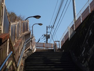 歩道橋の階段と青空