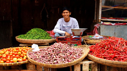 Verkäufer auf Gemüsemarkt in Indonesien wartet auf Kunden