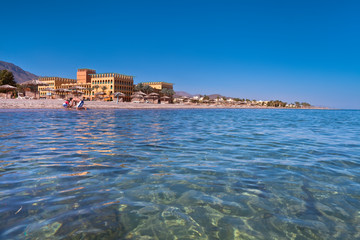 Wakacje w Egipcie. Plaża na wybrzeżu morza czerwonego przy ekskluzywnym hotelu.