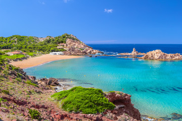 Cala Pregonda Strand mit goldenem Sand am sonnigen Sommertag auf der Insel Menorca.