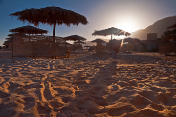 Wakacje w Egipcie. Plaża na wybrzeżu morza czerwonego przy ekskluzywnym hotelu. - obrazy, fototapety, plakaty