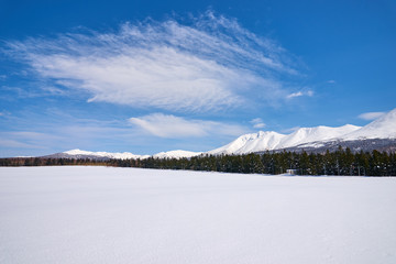 冬の十勝岳連峰