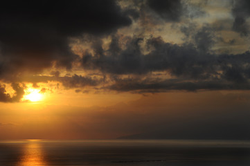 Obraz premium Off-centered sunset with dramatic dark clouds in Tenerife, Canary Islands