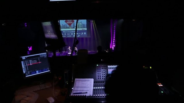 Cabine d'ing&eacute;nieur du son durant une soir&eacute;e 