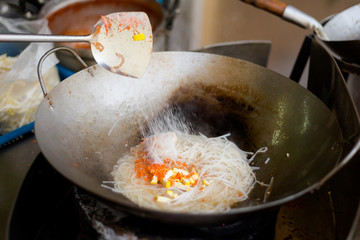 Cooking pad thai