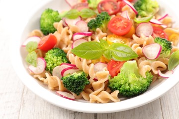 pasta salad with tomato and broccoli