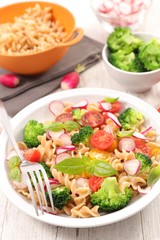 pasta salad with tomato and broccoli