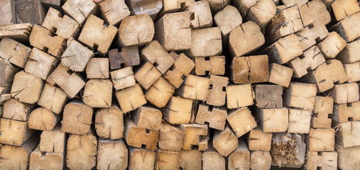 Alte gestapelte Holzbalken in Nahaufnahme, teilweise mit Nut 